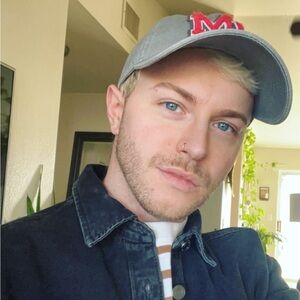 Meet your Posher, Dustin